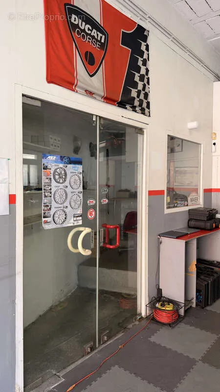 Garage - Commercial Premises with Parking in Investment Area