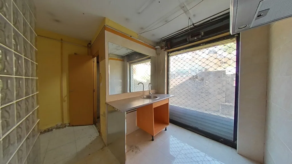 Rooms - Commercial Space in Badalona, Barcelona