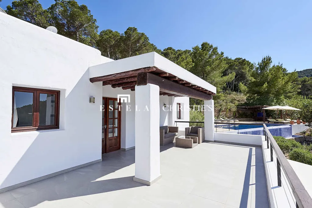 Piscine - Contemporary Villa with Pool in Es Cubells