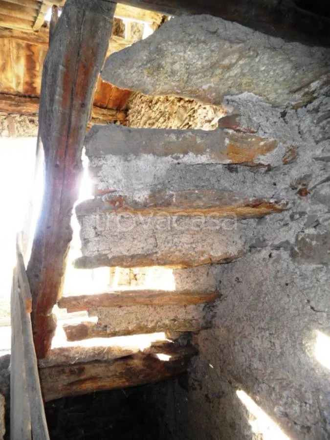 Pièces - Rustic Property with Balcony in Colico
