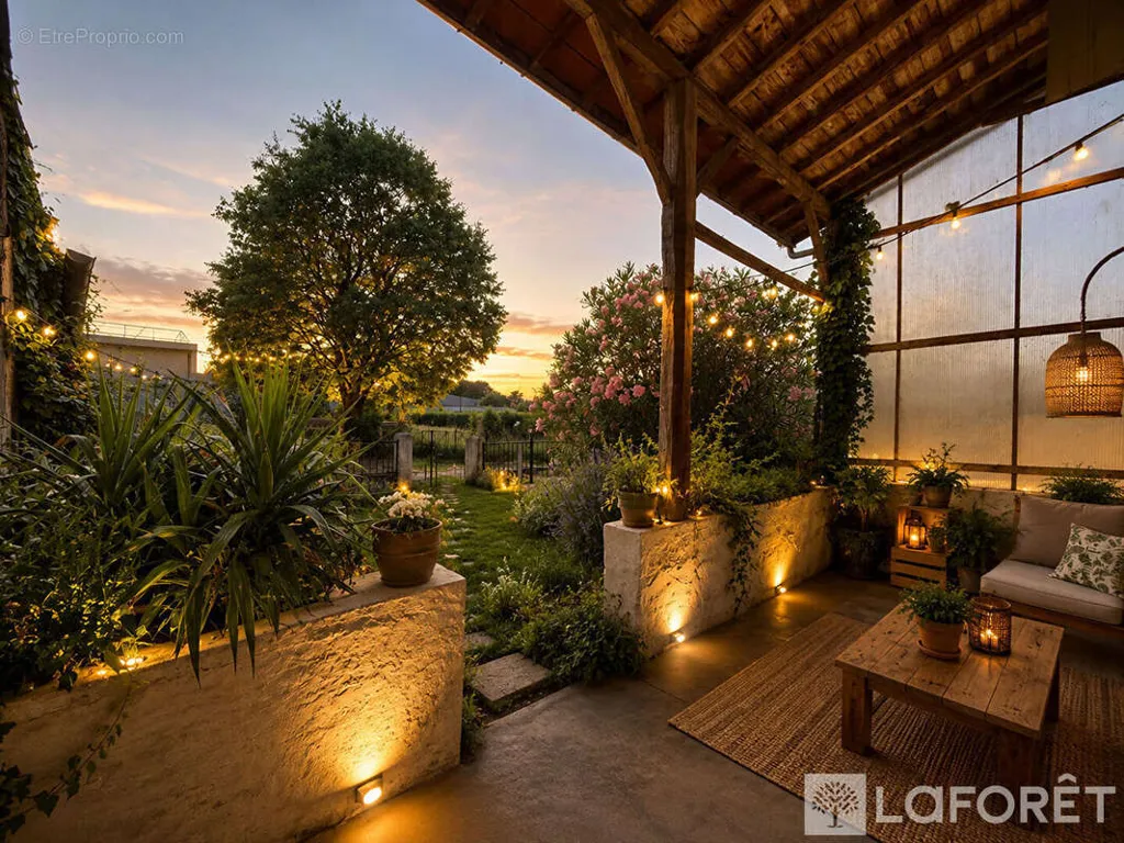 Terrasse - Maison Mitoyenne avec Jardinet en Centre-Ville de Langon
