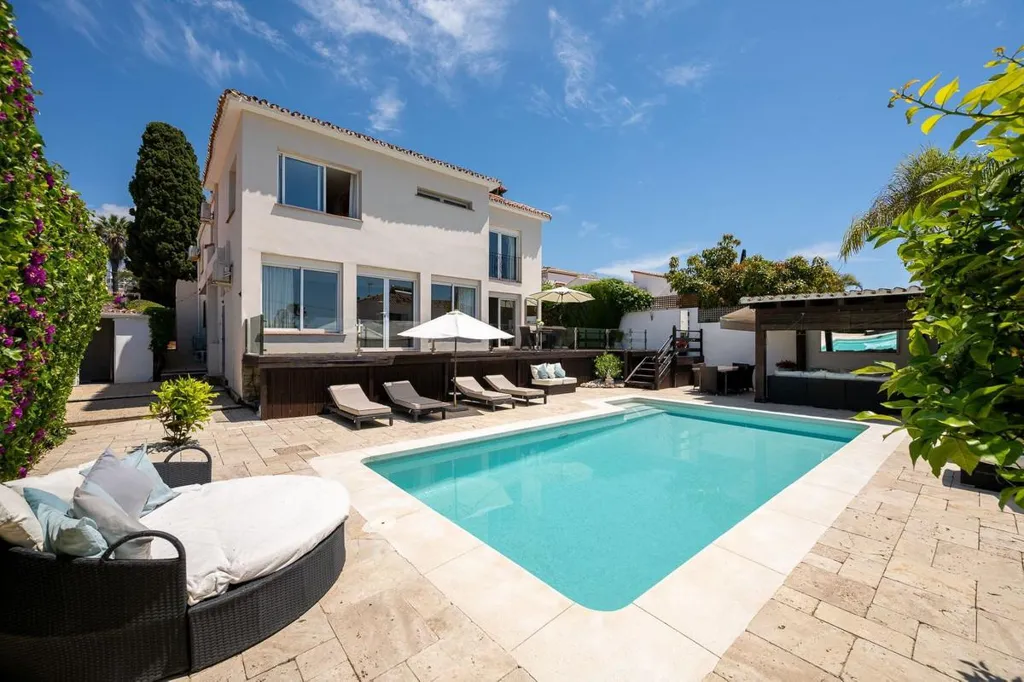 Piscine - Detached Villa with Private Pool in Río Real, Marbella
