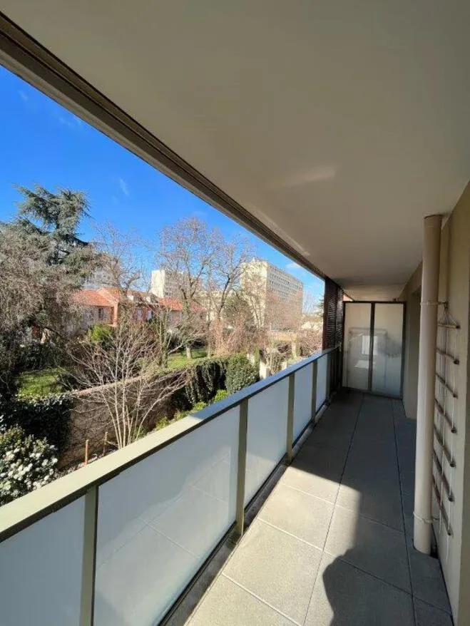 Balcon - Appartement Meublé avec Balcon et Garages à Proximité de Grand Clément