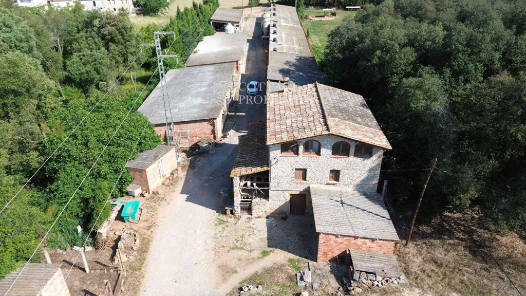 Õhuvaade - Historic Farmhouse with Renovation Potential in Serinyà