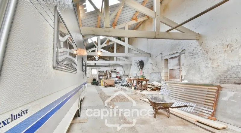 Garage - Ensemble Immobilier avec Beaux Volumes à Nuaillé-d'Aunis