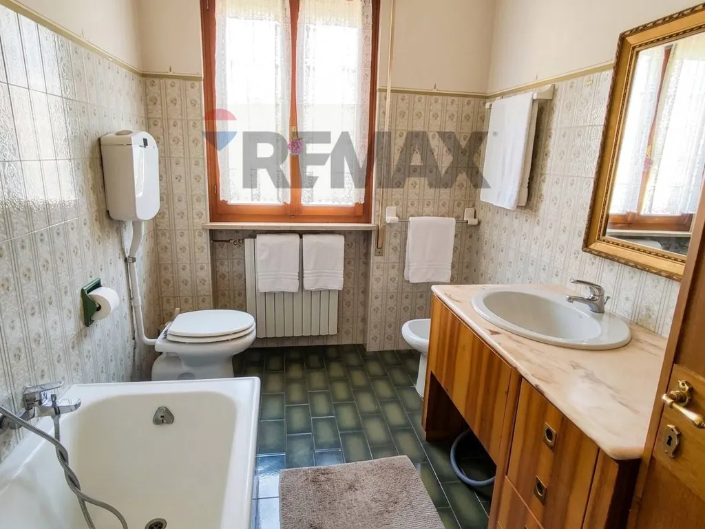 Salles de bain - Four-Bedroom Apartment with Lake View in Marone