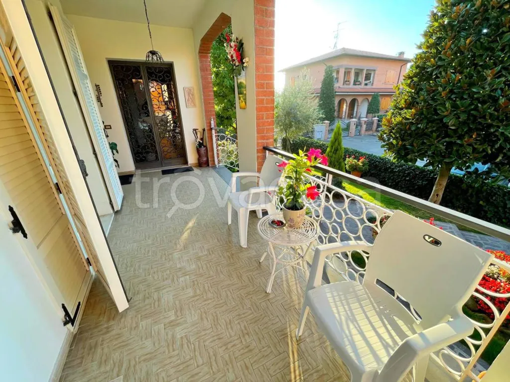 Rõdu - Armed Two-Bedroom Apartment with Balcony in Trecate