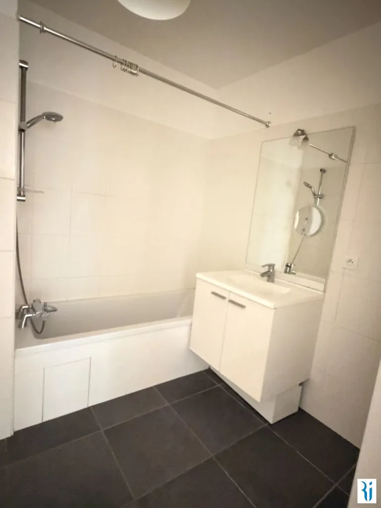 Bathrooms - Flat with Balcony in Le Mesnil Esnard