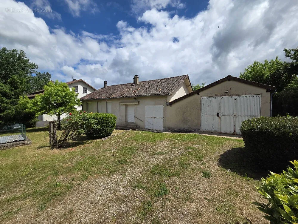 Extérieur - Maison avec Vue sur le Château d'Hautefort à Excideuil