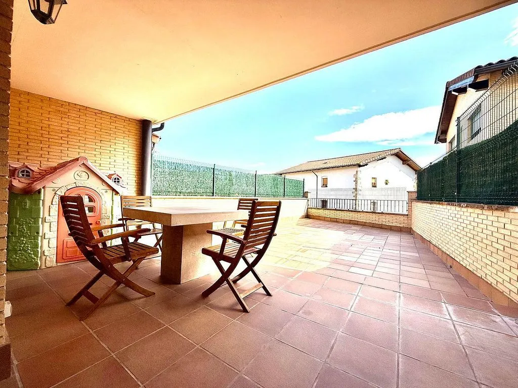 Terrace - Terraced Semi-Detached House in Aranguren