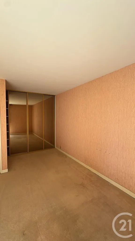 Toad - 2-Bed Apartment with Private Garden in Arpajon