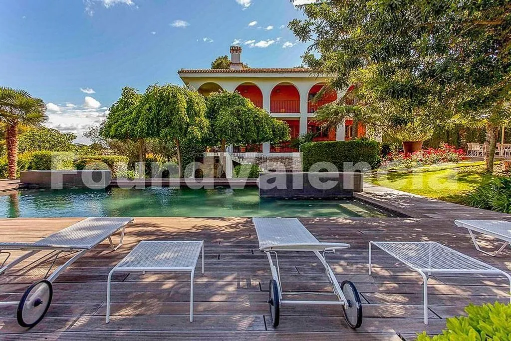 Piscine - Reformed Mediterranean Villa with Pool in El Bosque