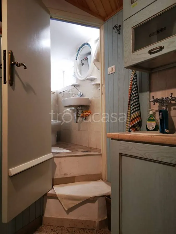 Salles de bain - Two-Unit House with Balcony in Sermoneta
