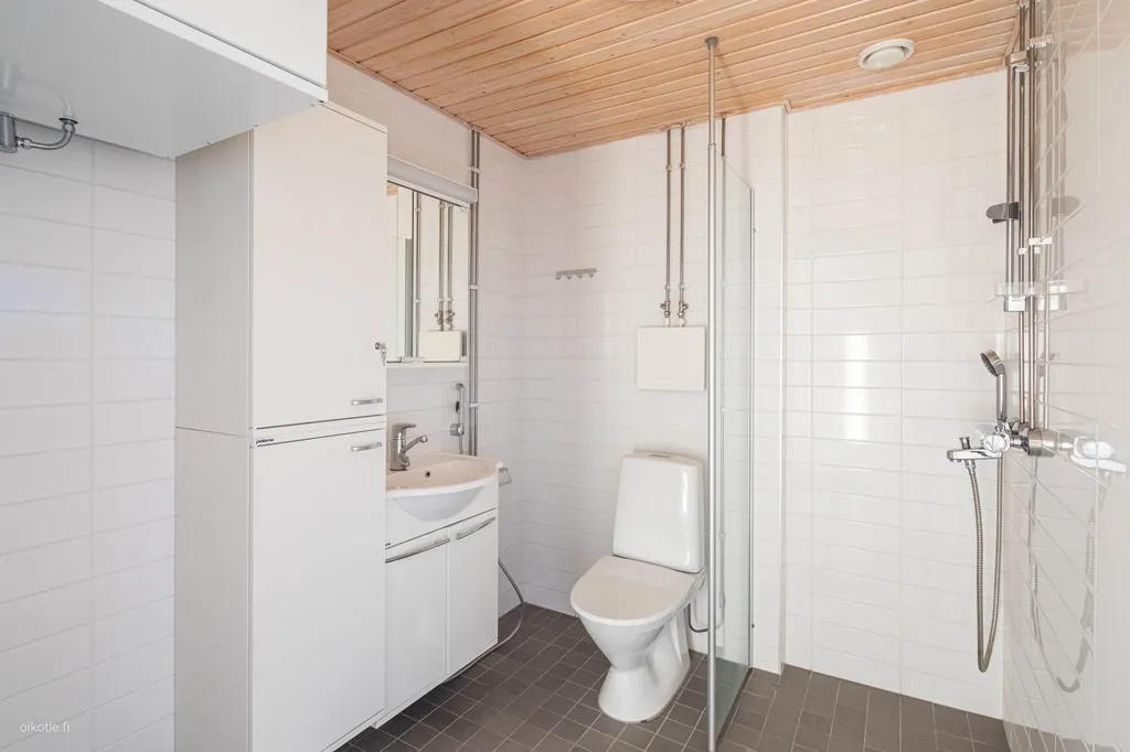 Salles de bain - Bright Apartment with Balcony in Rekola, Vantaa