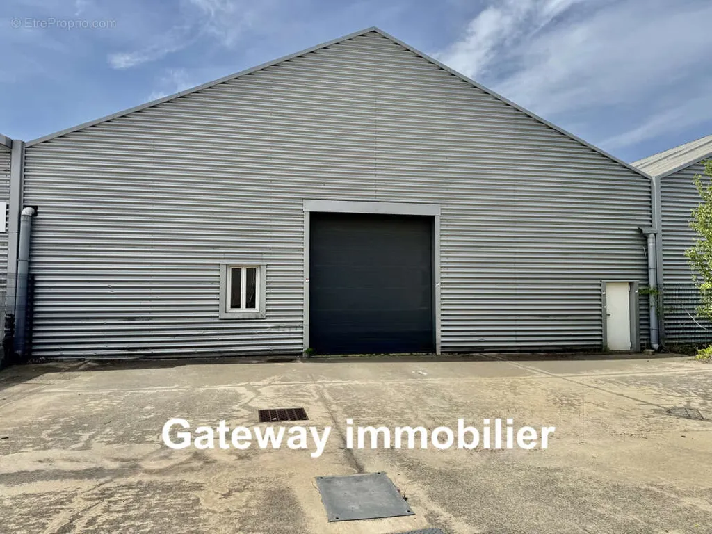 Välivaade - Warehouse with Loading Bay in Riom