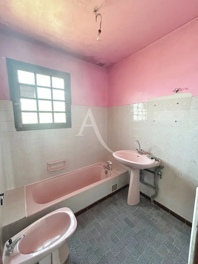 Salles de bain - Maison à Rénover avec Terrain à Aussonne