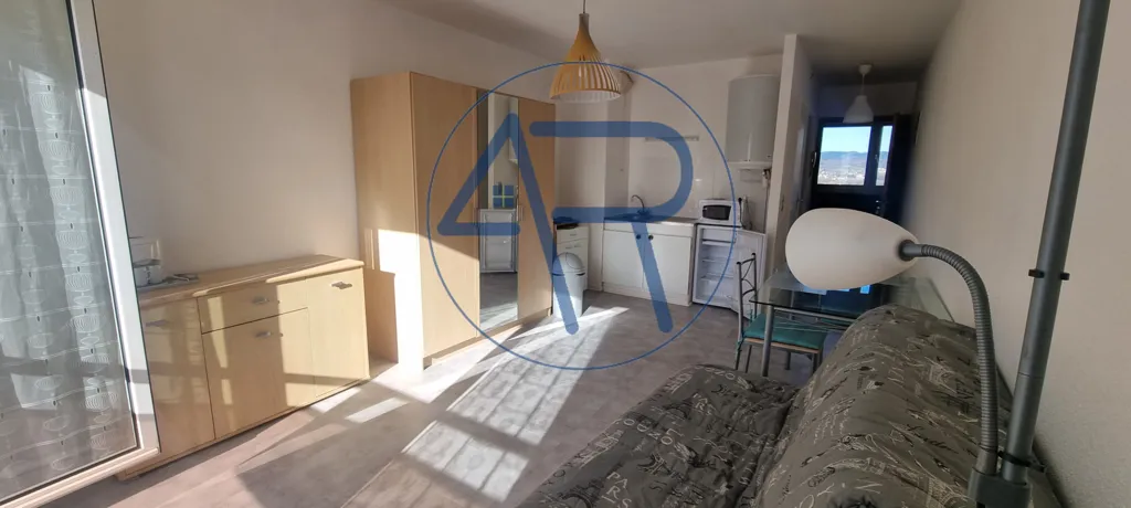 Chambres - Studio Meublé au Deuxième Étage à Brioude