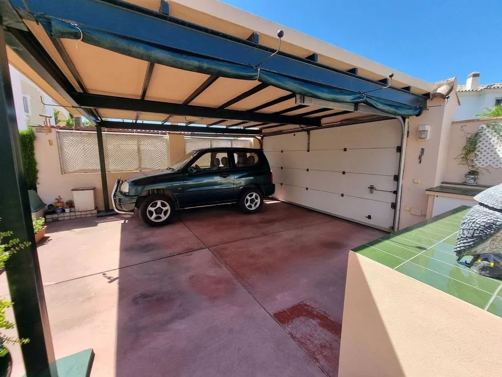 Garaaž - Corner Luxury House with Pool Potential in San Pedro