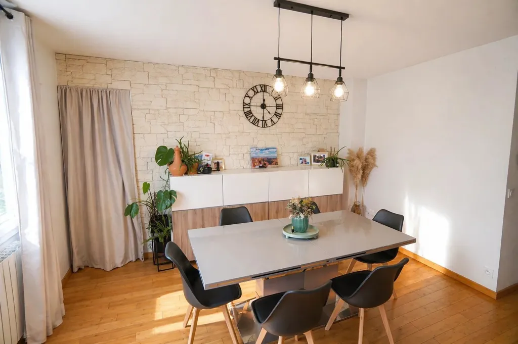 Söögituba - 3-Bedroom Flat with Balcony in Livry-Gargan