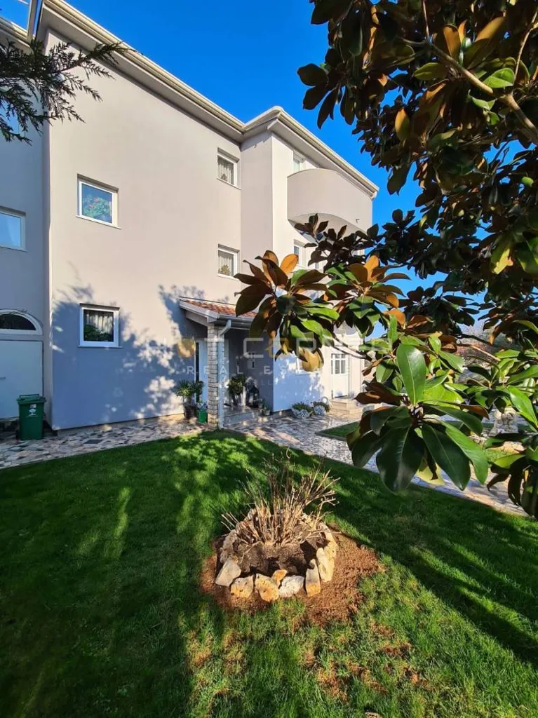 Garden - House with Apartments and Pool in Pula