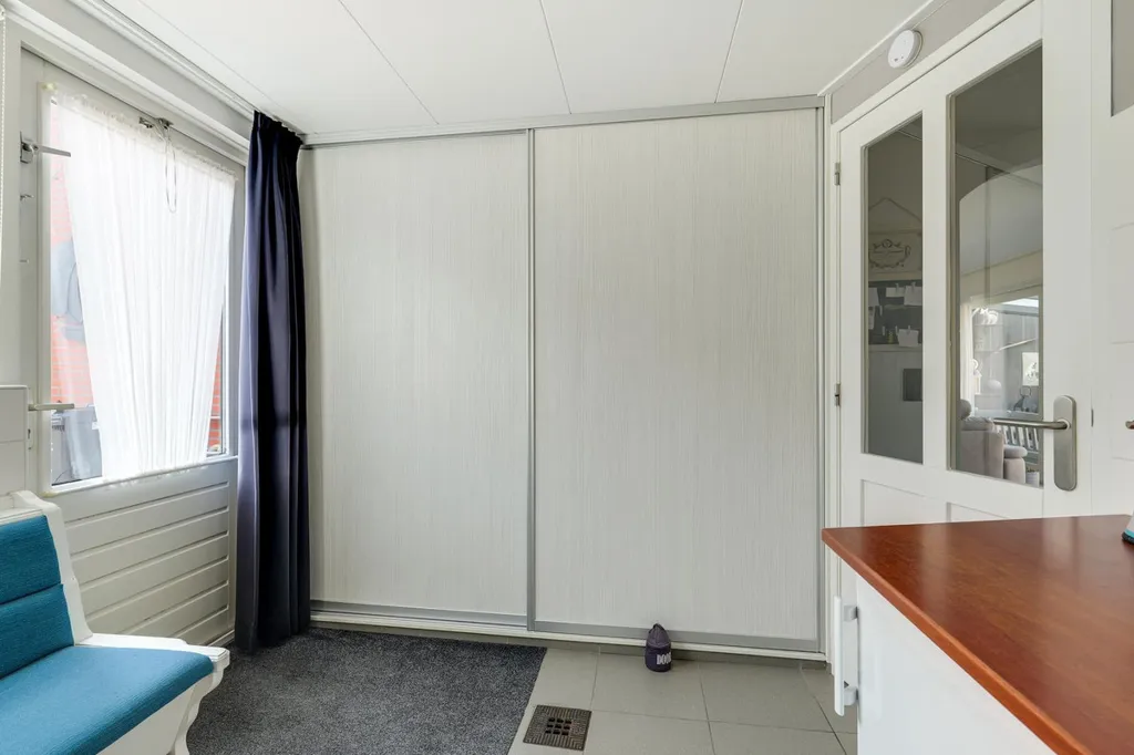 Entrée - Corner House with Overhang in Hoorn