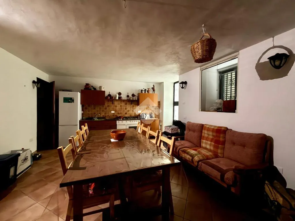 Söögituba - Rustic Trilocale with Central Location in Casali del Manco