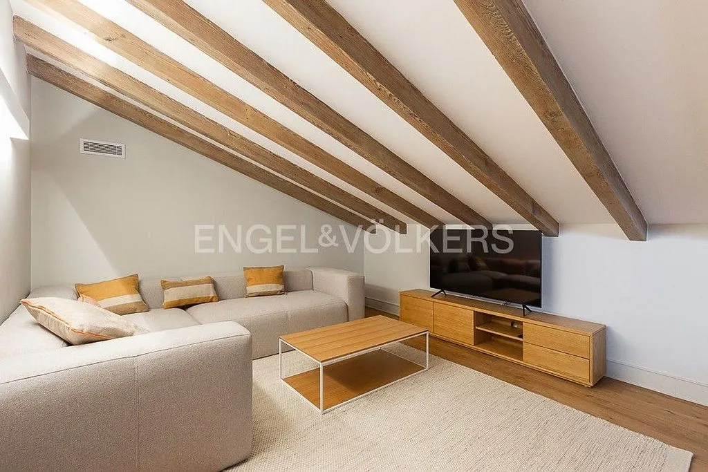 Toad - Renovated Penthouse with Terraza in La Seu