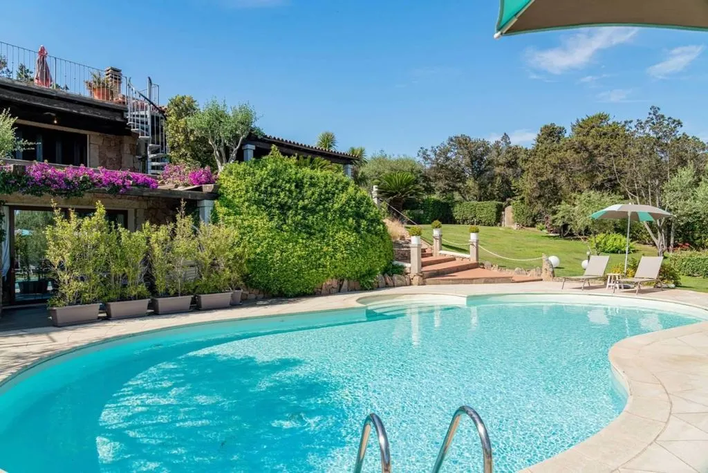 Piscine - Luxury Villa with Pool in Porto Rotondo