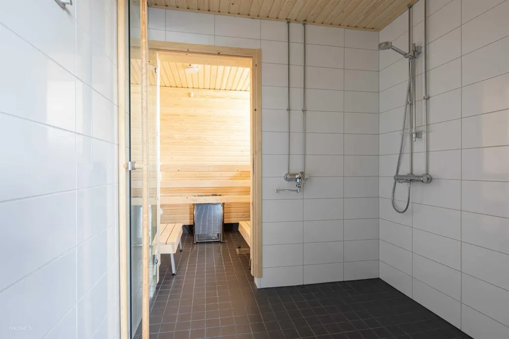 Vannitoad - Spacious Flat with Balcony in Simonkylä