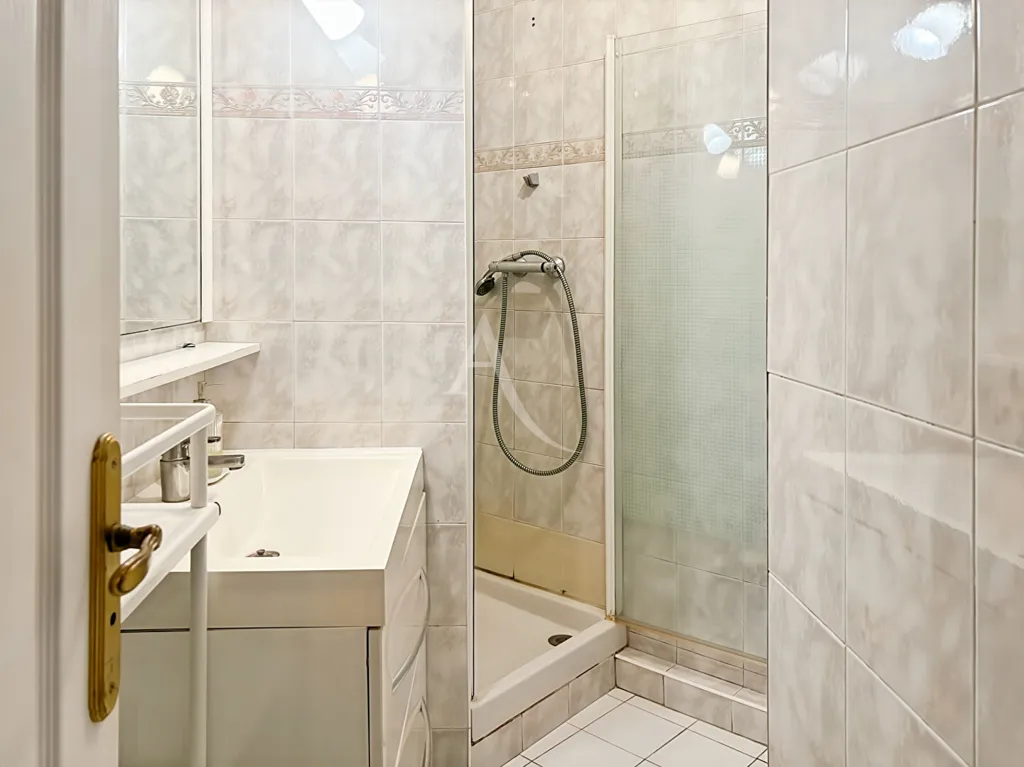 Salles de bain - Appartement T2 Meublé au Rez-de-Chaussée à Joinville-le-Pont