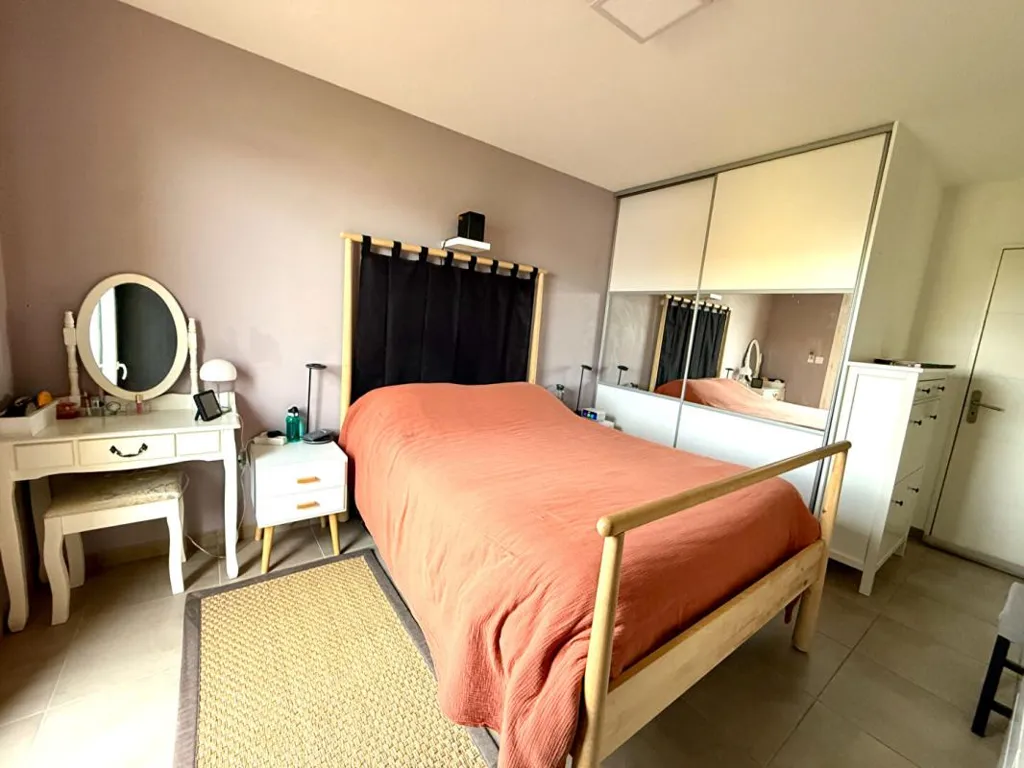 Chambres - Appartement avec Grande Terrasse et Parking à Proximité