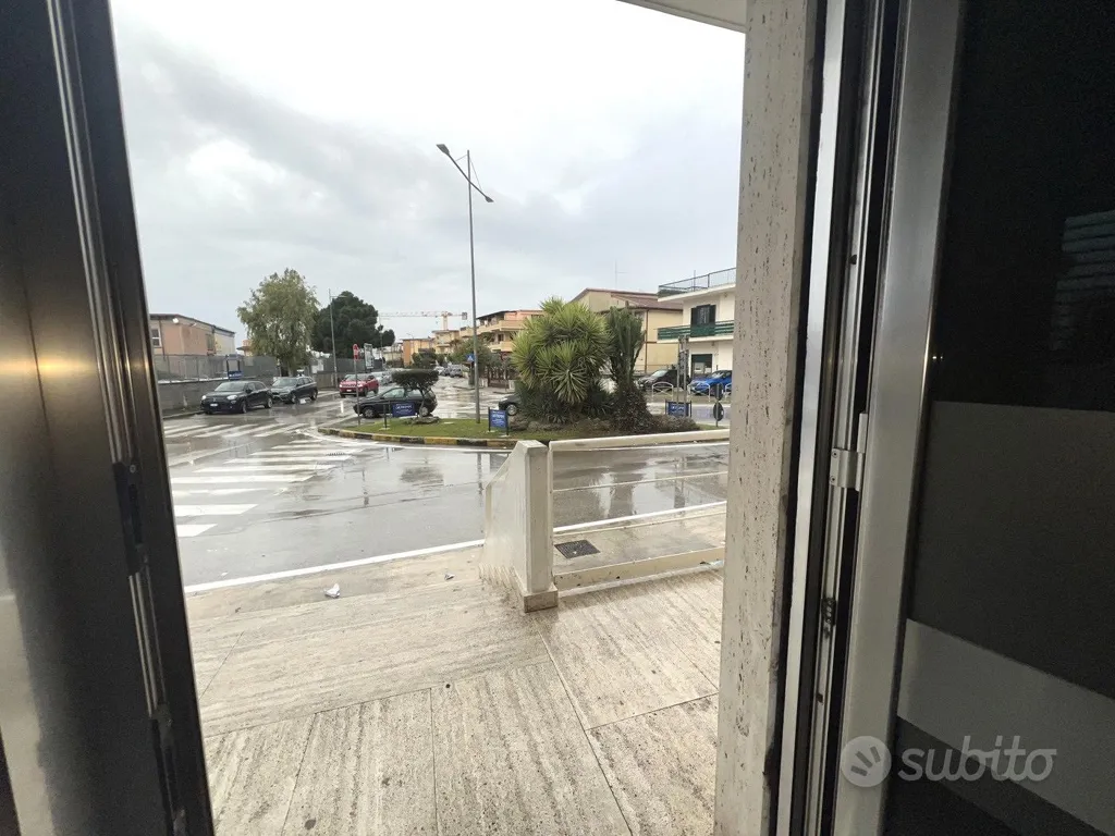 Entrée - Commercial Space with Street Frontage in Maddaloni