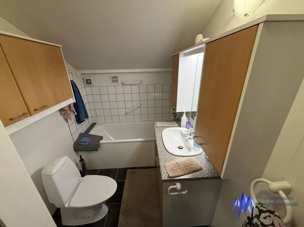 Salles de bain - Industrial/Residential Property with Workshop in Vestmannaeyjar