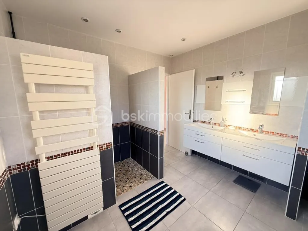 Badezimmer - Villa with Pool in Bouzigues