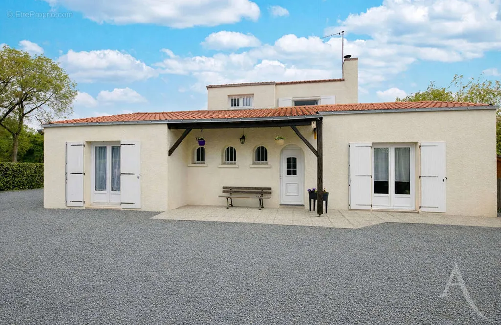 Extérieur - Maison avec Piscine et Jardin à Cugand