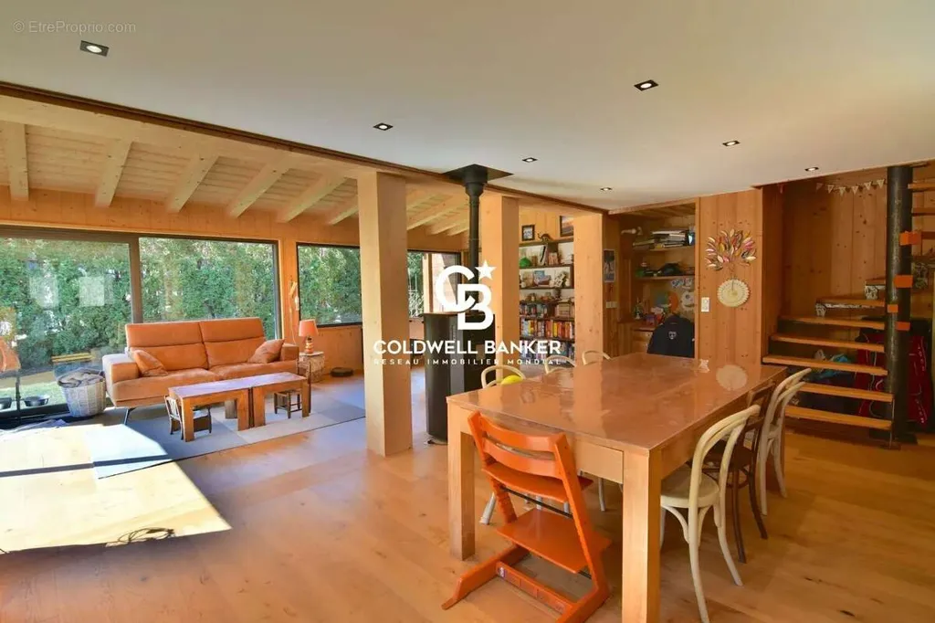 Söögituba - Mixed-Use Property with South-Facing View in Les Houches