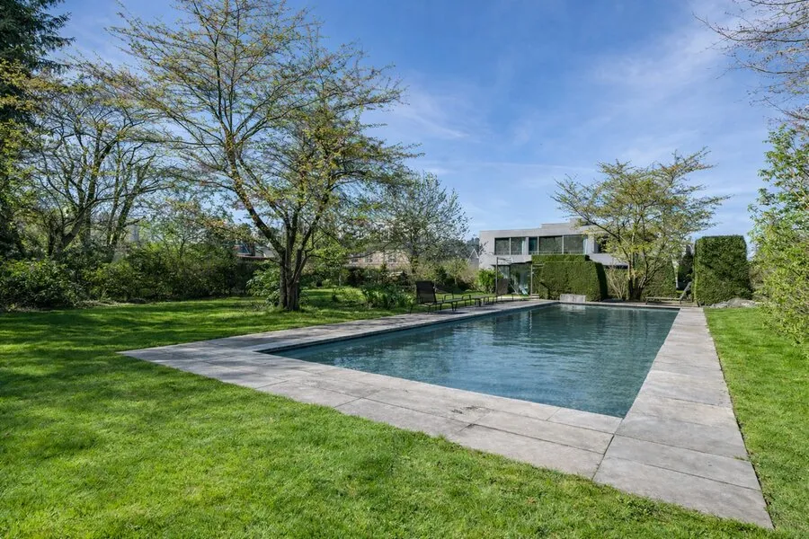 Bassein - Contemporary Villa with Pool in Trois Couleurs