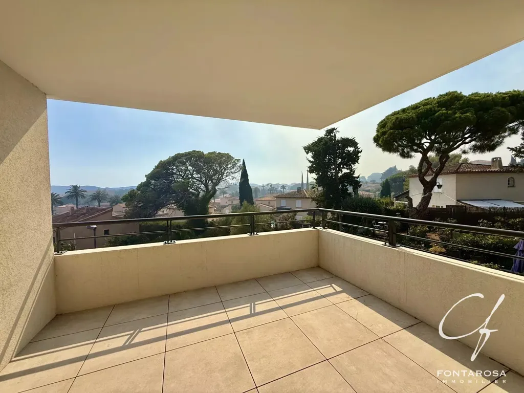 Balcony - Modern Flat with Terrace in Frejus