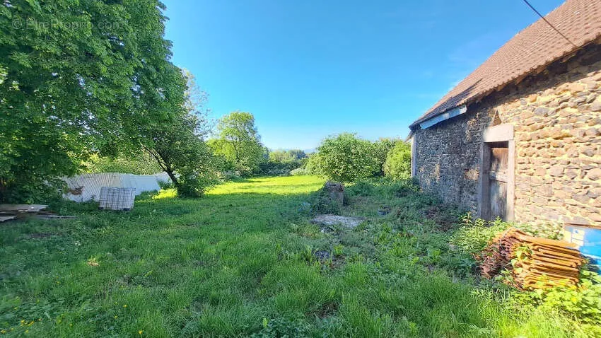 Giardino - Rustic House with Garden in Manzat
