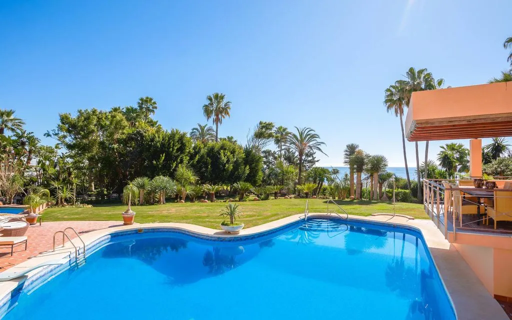Piscine - Beachfront Villa with Pool in Estepona