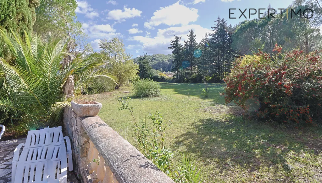 Aed - Bastide House with Vineyard Views in Cuers