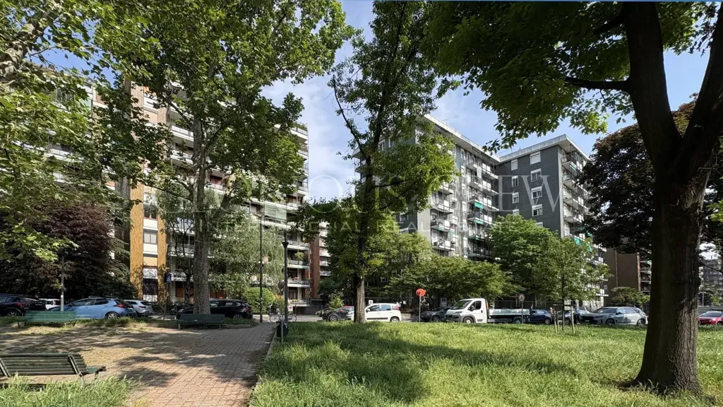 Bright 2-Bedroom Apartment with Balcony in Milan
