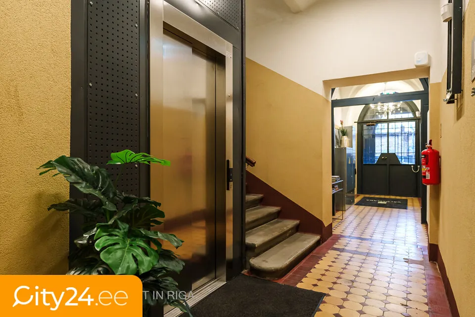 Esik - Furnished Studio in Historic Jūgendstil Building, Riga Centre