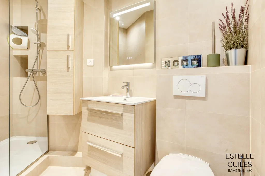 Bathrooms - Historic 5-Piece Apartment in Versailles