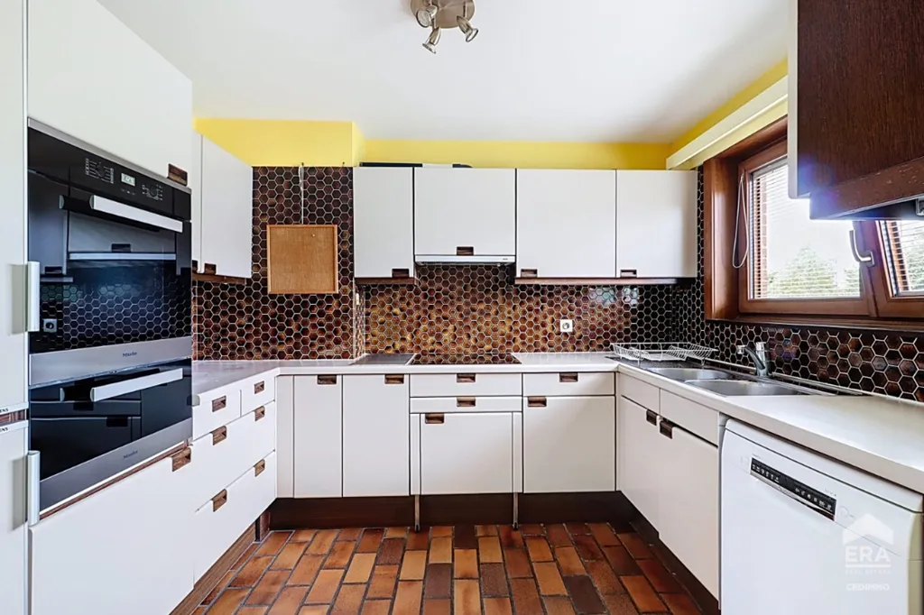 Kitchen - Split-Level House with Garden in Quiet Neighbourhood