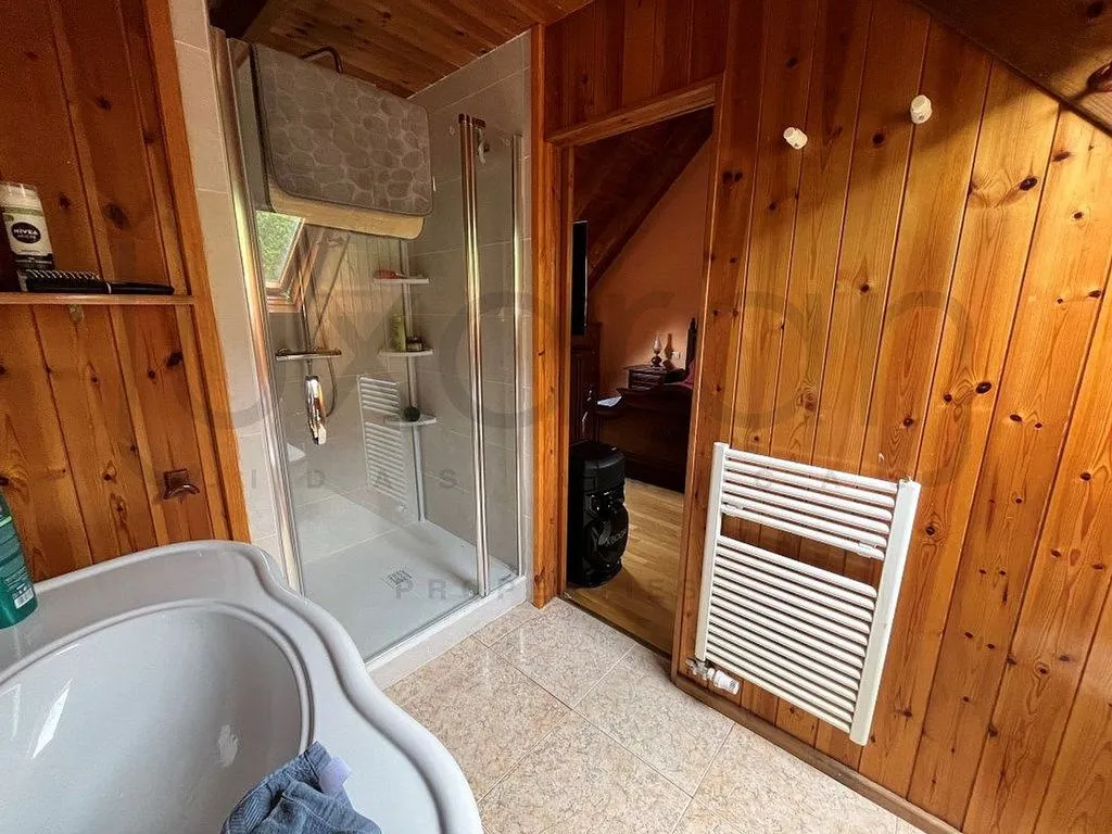Salles de bain - Luxury Semidetached House with River View in Vielha