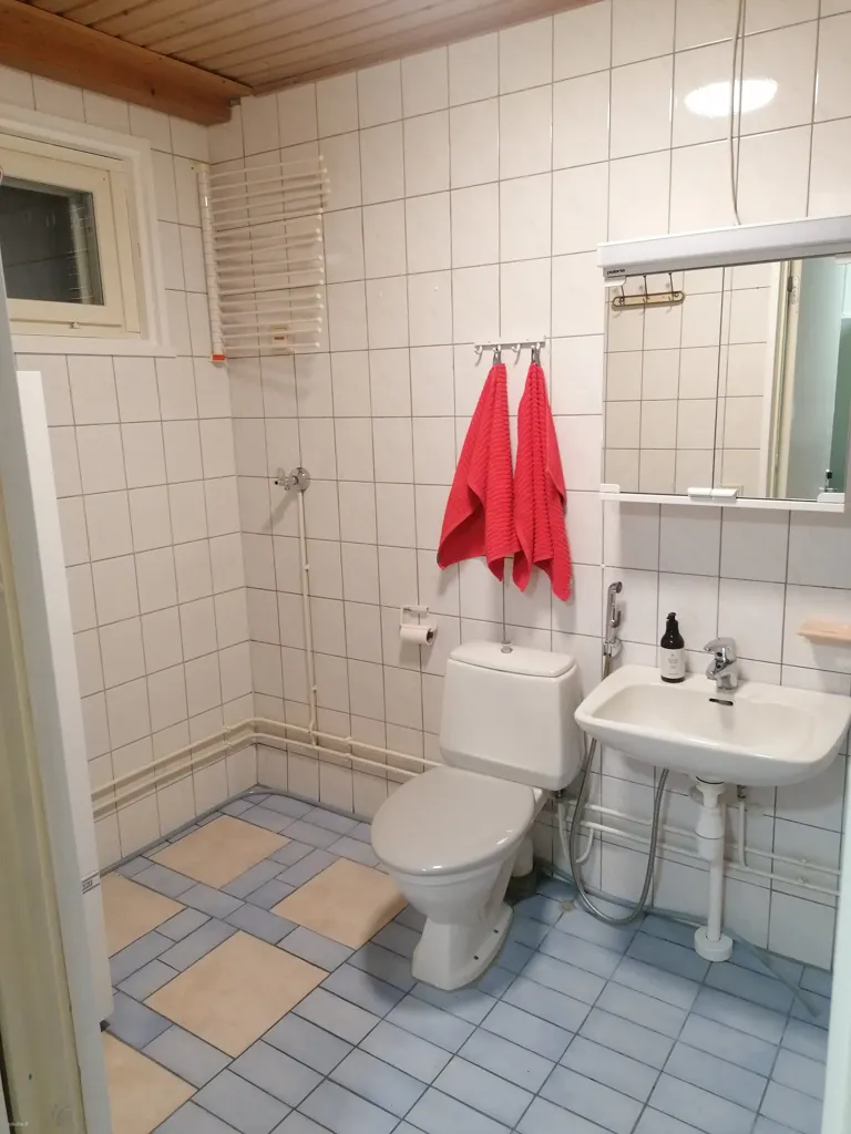 Salles de bain - Sauna-Enabled Duplex with South-Facing Garden in Reijola