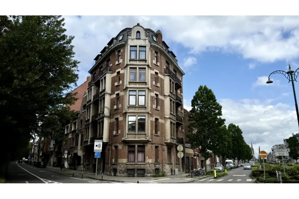 Välivaade - Three-Faced Apartment with Balconies in Koekelberg