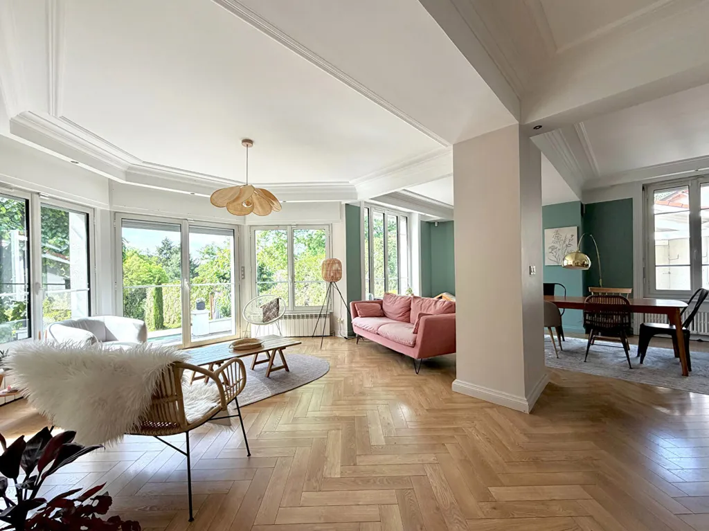 Elutuba - Eiffel-Style House with Pool in Prestigious Area