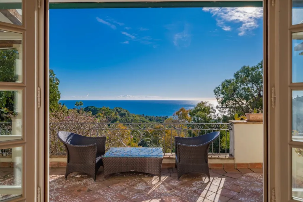 Terrasse - Villa avec Vue Panoramique sur la Mer à Super Cannes